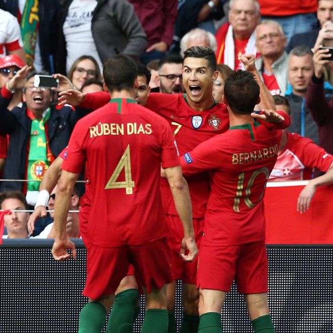 Si&ecirc;u nh&acirc;n Ronaldo một m&igrave;nh ghi 3 b&agrave;n thắng đẹp, g&aacute;nh tuyển Bồ Đ&agrave;o Nha v&agrave;o chơi trận chung kết UEFA Nations League - Ảnh 4.