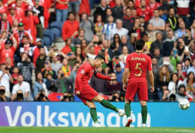 Si&ecirc;u nh&acirc;n Ronaldo một m&igrave;nh ghi 3 b&agrave;n thắng đẹp, g&aacute;nh tuyển Bồ Đ&agrave;o Nha v&agrave;o chơi trận chung kết UEFA Nations League - Ảnh 3.