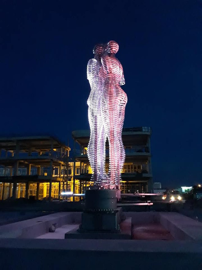 HOT: Hình ảnh nhá hàng hiếm hoi của bức tượng tình nhân “biết đi” lần đầu tiên có mặt tại Việt Nam - Ảnh 8.