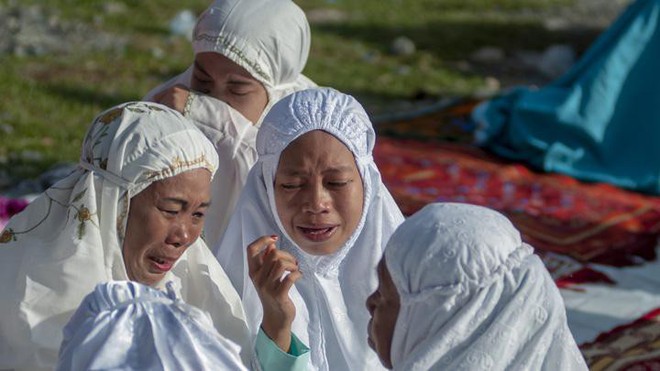 Nạn nhân vụ động đất ở Palu (Indonesia) đón lễ Eid Al-Fitr trong nước mắt - Ảnh 1.