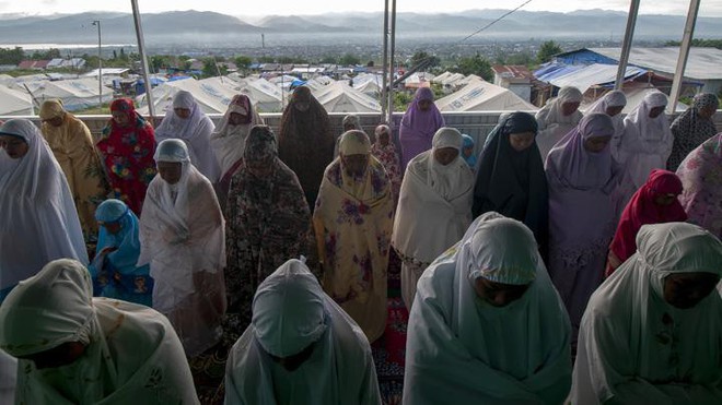 Nạn nhân vụ động đất ở Palu (Indonesia) đón lễ Eid Al-Fitr trong nước mắt - Ảnh 2.