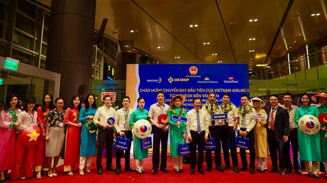 S&acirc;n bay Quốc tế V&acirc;n Đồn đ&oacute;n chuyến bay đầu ti&ecirc;n từ H&agrave;n Quốc - Ảnh 2.