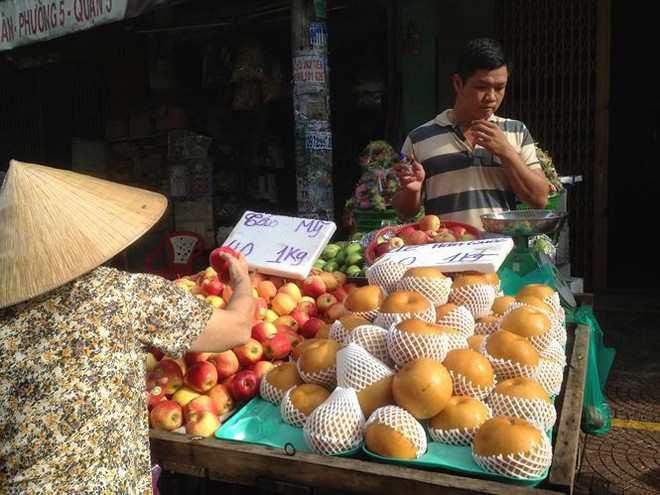 Táo Mỹ 40.000 đồng/kg ngập chợ Sài Gòn - Ảnh 2.