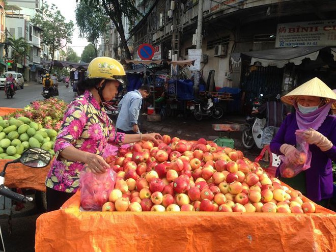 Táo Mỹ 40.000 đồng/kg ngập chợ Sài Gòn - Ảnh 3.