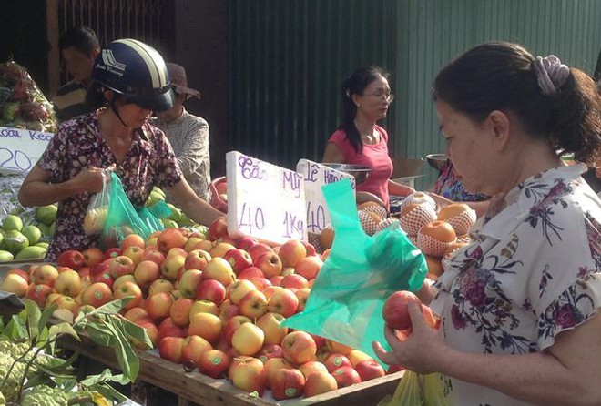 Táo Mỹ 40.000 đồng/kg ngập chợ Sài Gòn - Ảnh 1.