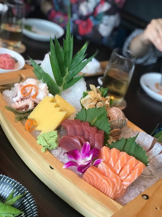 Ăn sushi nổi tiếng phố Kim Mã, team công sở giật mình thanh toán 12 triệu, riêng trà đá gần 1 triệu vì mắc bẫy nhà hàng - Ảnh 2.