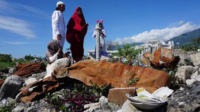 Nạn nhân vụ động đất ở Palu (Indonesia) đón lễ Eid Al-Fitr trong nước mắt - Ảnh 3.