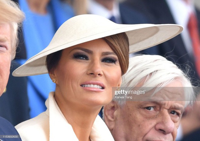Vừa được khen mặc đẹp, bà Melania Trump lại tụt điểm thời trang vì chiếc “mũ đĩa bay” - Ảnh 5.