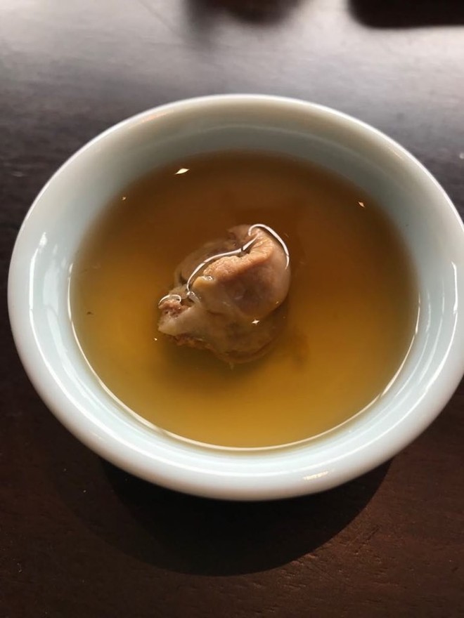 Ăn sushi nổi tiếng phố Kim M&atilde;, team c&ocirc;ng sở giật m&igrave;nh thanh to&aacute;n 12 triệu, ri&ecirc;ng tr&agrave; đ&aacute; gần 1 triệu v&igrave; mắc bẫy nh&agrave; h&agrave;ng - Ảnh 6.