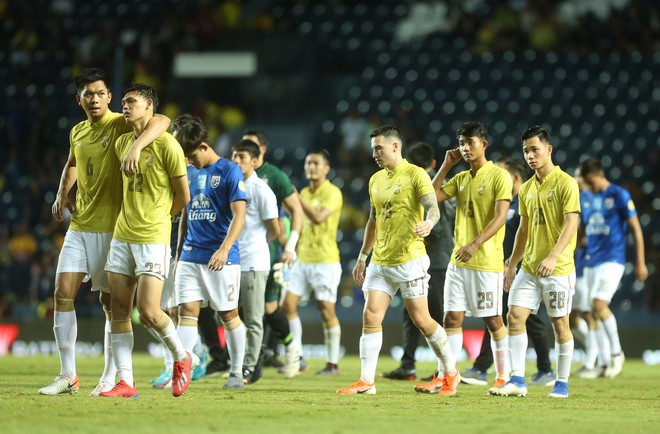 Tuyển Thái đi hết 4 góc sân xin lỗi khán giả nhà, Xuân Trường an ủi đàn em ở Buriram United - Ảnh 5.