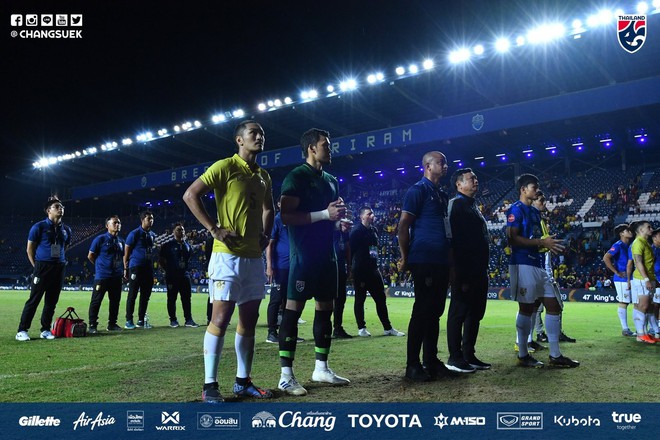 Tuyển Thái đi hết 4 góc sân xin lỗi khán giả nhà, Xuân Trường an ủi đàn em ở Buriram United - Ảnh 6.