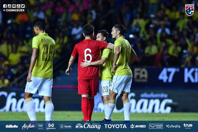 Tuyển Thái đi hết 4 góc sân xin lỗi khán giả nhà, Xuân Trường an ủi đàn em ở Buriram United - Ảnh 2.