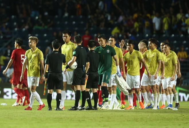 Tuyển Thái đi hết 4 góc sân xin lỗi khán giả nhà, Xuân Trường an ủi đàn em ở Buriram United - Ảnh 1.