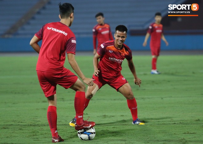 Bùi Tiến Dũng mắc sai sót trong buổi tập cuối, U23 Việt Nam tươi cười trên mặt cỏ đẹp như nhung tại Phú Thọ - Ảnh 4.