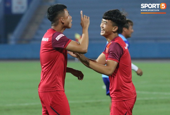 Bùi Tiến Dũng mắc sai sót trong buổi tập cuối, U23 Việt Nam tươi cười trên mặt cỏ đẹp như nhung tại Phú Thọ - Ảnh 6.