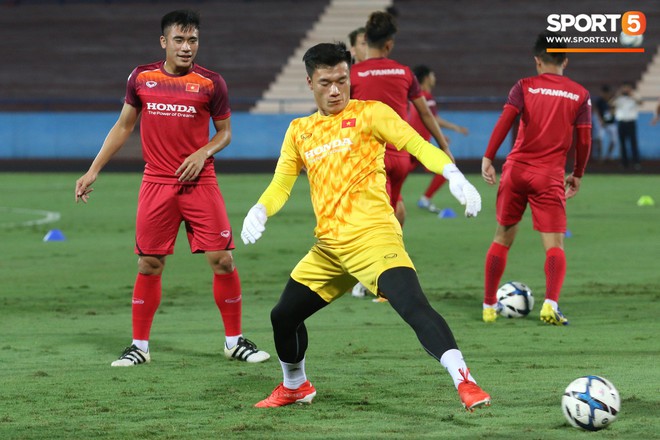 B&ugrave;i Tiến Dũng mắc sai s&oacute;t trong buổi tập cuối, U23 Việt Nam tươi cười tr&ecirc;n mặt cỏ đẹp như nhung tại Ph&uacute; Thọ - Ảnh 1.