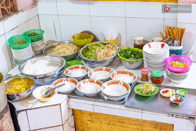 Quán bún cá “kỷ lục” 30 năm tuổi ở An Giang: Quán nho nhỏ nhưng điều gì hấp dẫn thực khách đến thế? - Ảnh 7.