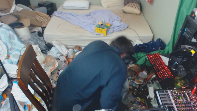 13 năm sống chung với rác, chai nước tiểu và giòi bọ, game thủ livestream cảnh dọn phòng khiến ai cũng buồn nôn - Ảnh 5.