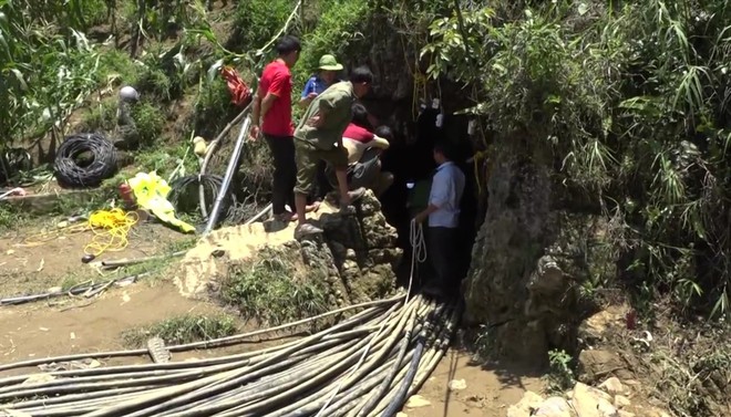 Cận cảnh hiện trường giải cứu nạn nhân mắc kẹt trong hang đá ở Lào Cai  - Ảnh 8.