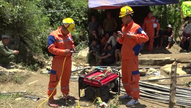 Cận cảnh hiện trường giải cứu nạn nhân mắc kẹt trong hang đá ở Lào Cai  - Ảnh 9.