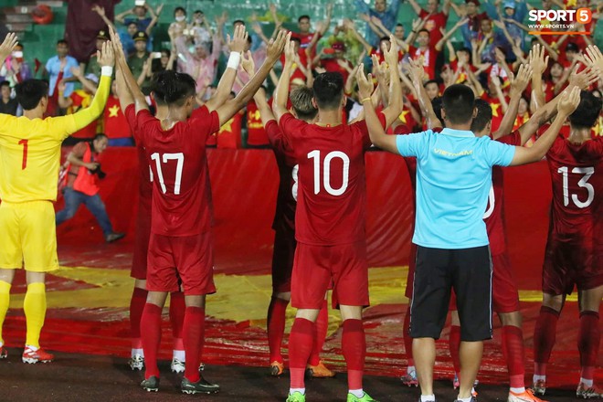 H&#236;nh ảnh cảm động: U23 Việt Nam đội mưa đi khắp kh&#225;n đ&#224;i cảm ơn người h&#226;m mộ sau trận thắng U23 Myanmar - Ảnh 12.