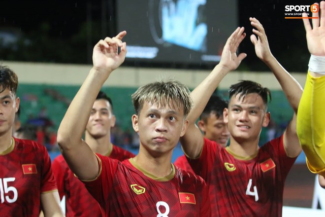 H&#236;nh ảnh cảm động: U23 Việt Nam đội mưa đi khắp kh&#225;n đ&#224;i cảm ơn người h&#226;m mộ sau trận thắng U23 Myanmar - Ảnh 12.
