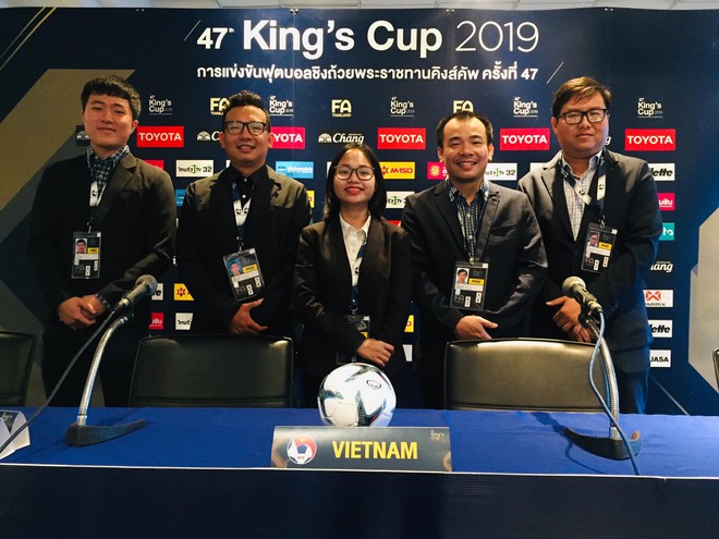 Phóng viên diện suit lịch lãm tới tác nghiệp trận Việt Nam đá chung kết Kings Cup 2019 - Ảnh 1.