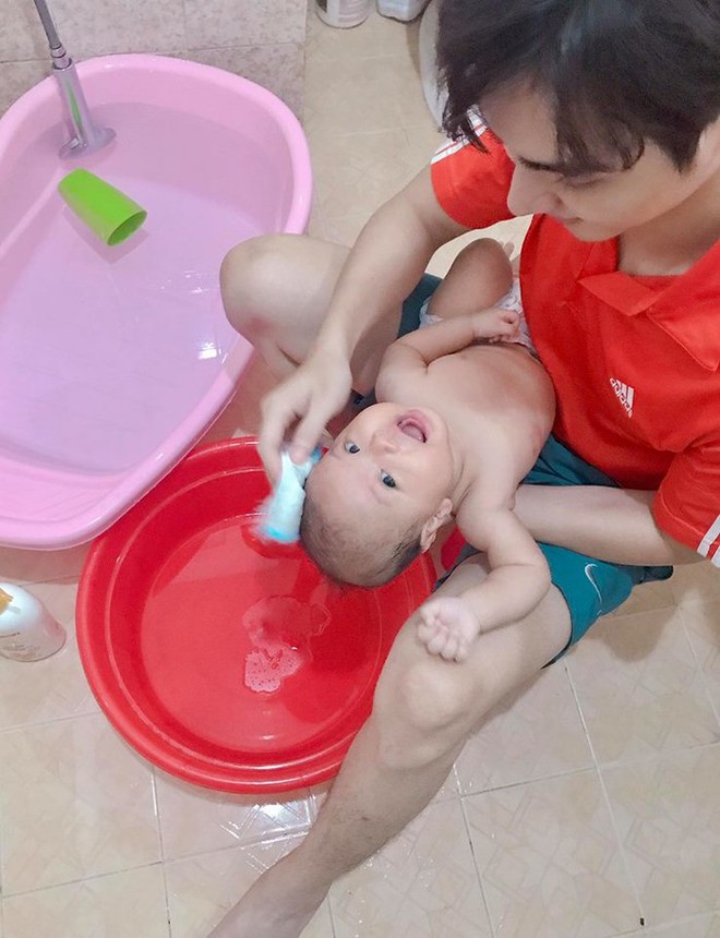 Muôn kiểu trông con của các ông bố Vbiz: Không làm con ngã cũng ngủ quên, đáng khen nhất là chàng trai cuối cùng! - Ảnh 8.