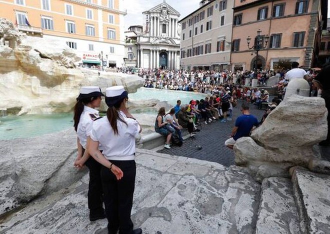 Rome chính thức gia nhập những thành phố “phát cáu” vì du lịch, không cẩn thận là khách tham quan bị cấm vĩnh viễn như chơi - Ảnh 3.