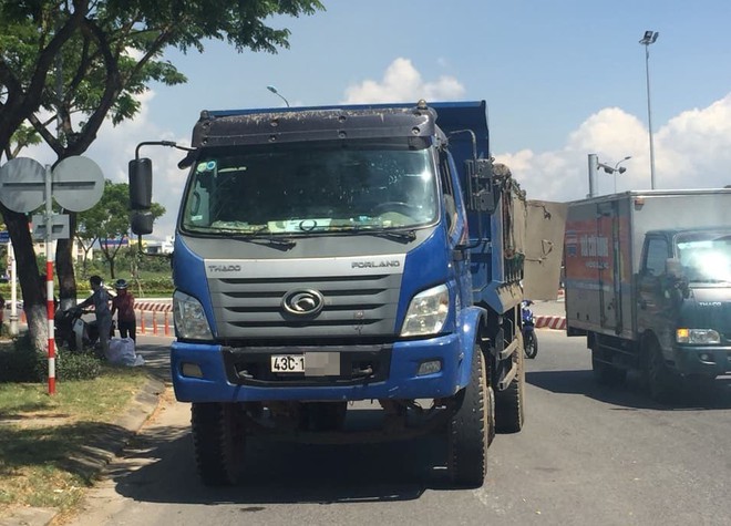 Xe m&aacute;y va chạm với xe tải, 2 thanh ni&ecirc;n thương vong - Ảnh 1.
