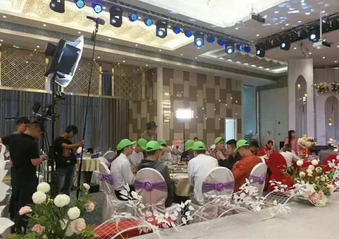 Hội bạn trai cũ c&ocirc; d&acirc;u xuất hiện tại đ&aacute;m cưới, hiệp lực &ldquo;tố&rdquo; bị người t&igrave;nh năm xưa cắm sừng nhờ một đặc điểm chung n&agrave;y - Ảnh 2.