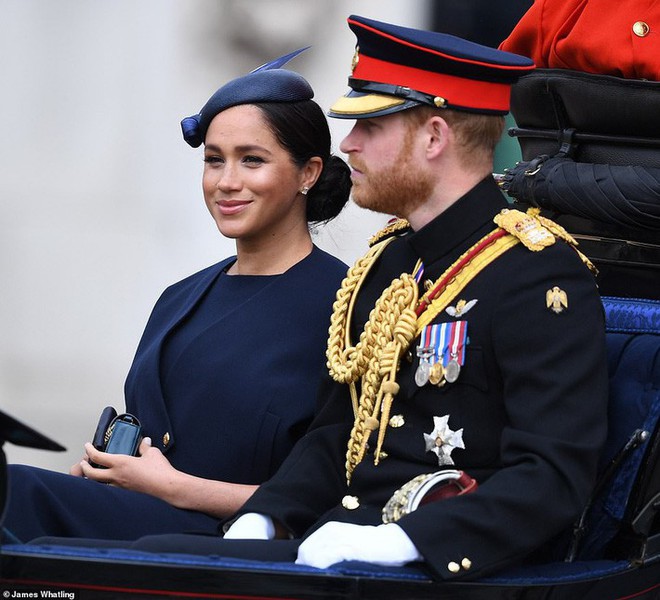 Meghan Markle xuất hiện lần đầu sau sinh: Đã khiêm tốn sửa lỗi sai trang phục và không hở như năm ngoái - Ảnh 1.