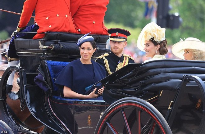 Meghan Markle xuất hiện lần đầu sau sinh: Đã khiêm tốn sửa lỗi sai trang phục và không hở như năm ngoái - Ảnh 3.