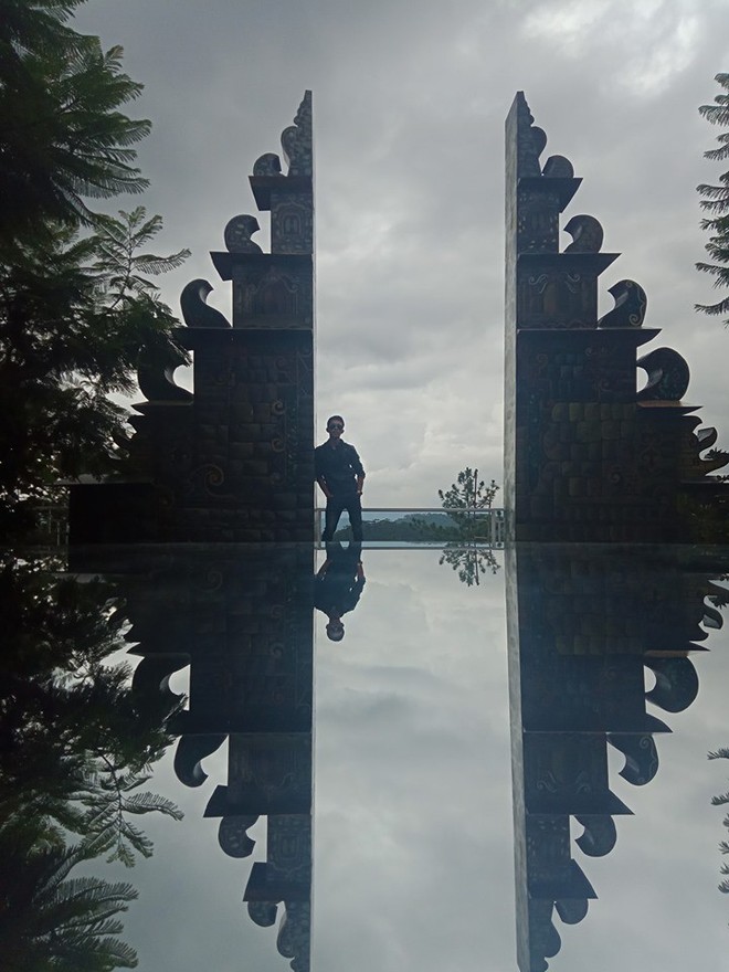 “Cổng trời Bali” mới xuất hiện ở Đà Lạt gây tranh cãi vì lạc quẻ, ảnh thì bị chỉnh “lố” như sang tận Disneyland - Ảnh 7.