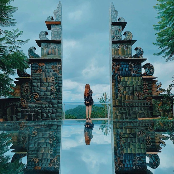 “Cổng trời Bali” mới xuất hiện ở Đà Lạt gây tranh cãi vì lạc quẻ, ảnh thì bị chỉnh “lố” như sang tận Disneyland - Ảnh 2.