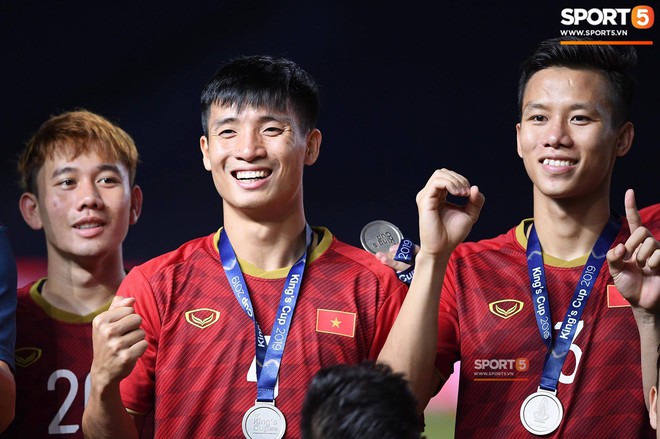 Sau khi ra hiệu cho fan Th&aacute;i im miệng, đội trưởng tuyển Việt Nam c&oacute; m&agrave;n x&aacute;t muối cực mạnh v&agrave;o nỗi đau của CĐV nước chủ nh&agrave; - Ảnh 1.