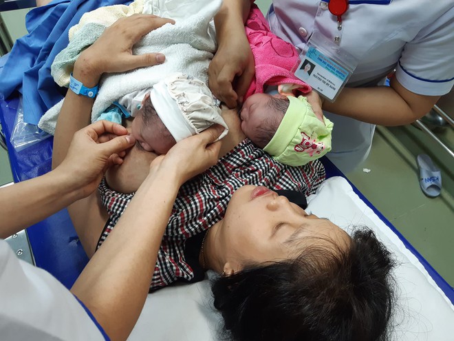 Sản phụ sinh đôi hi hữu: 1 bé sinh trong toilet ở nhà, 1 bé sinh tại bệnh viện - Ảnh 1.