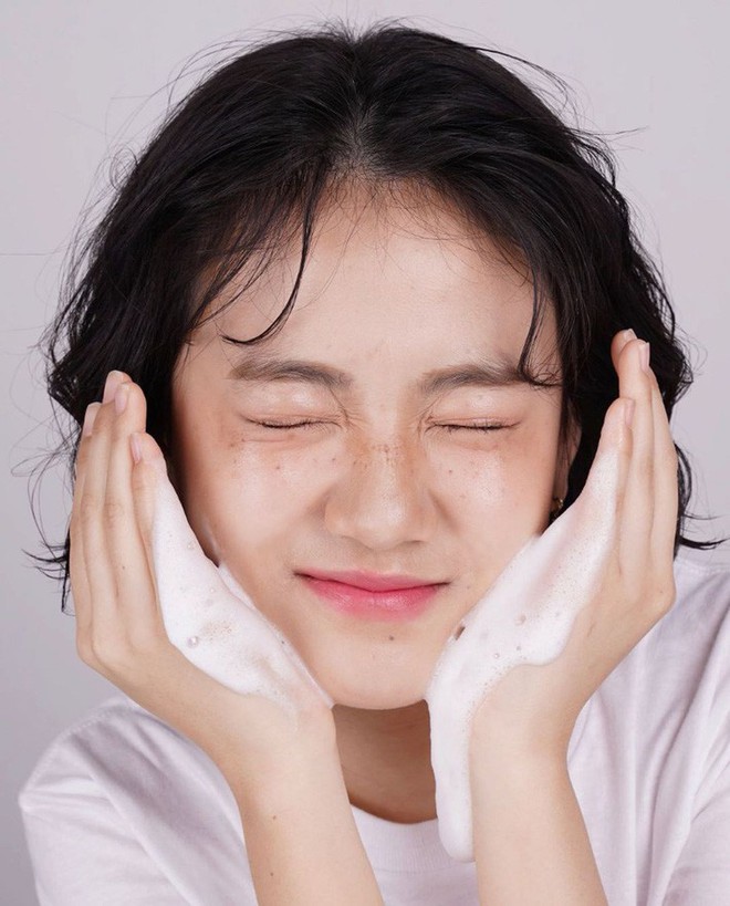 Ngay từ bước rửa mặt m&agrave; bạn lại chọn nhầm 2 sản phẩm n&agrave;y th&igrave; c&oacute; chăm thế n&agrave;o da cũng kh&oacute; đẹp l&ecirc;n - Ảnh 3.