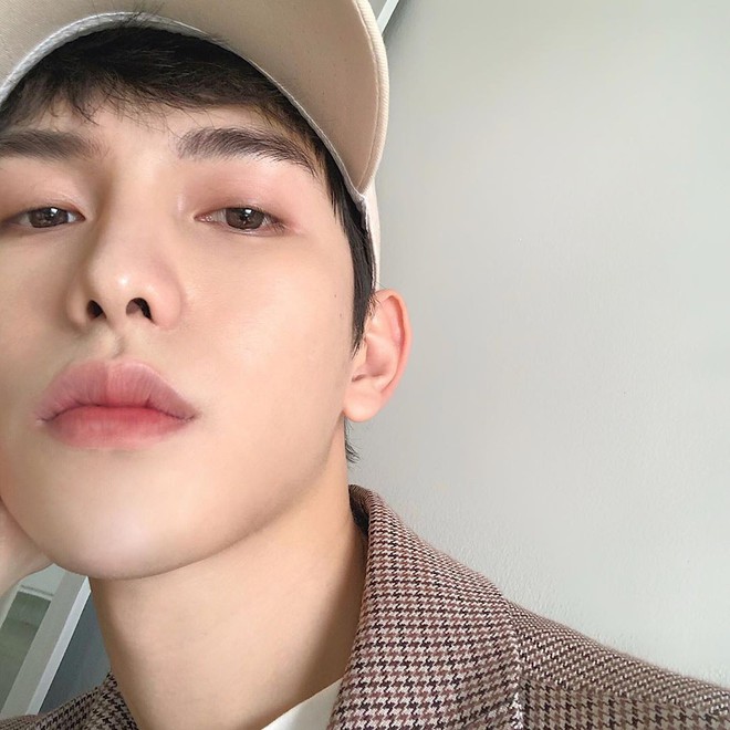 Trai đẹp chiếm trọn spotlight của Long Ho&agrave;ng ở buổi casting Bighit, bị nghi đ&atilde; dao k&eacute;o v&igrave; gương mặt đẹp chuẩn visual H&agrave;n - Ảnh 11.