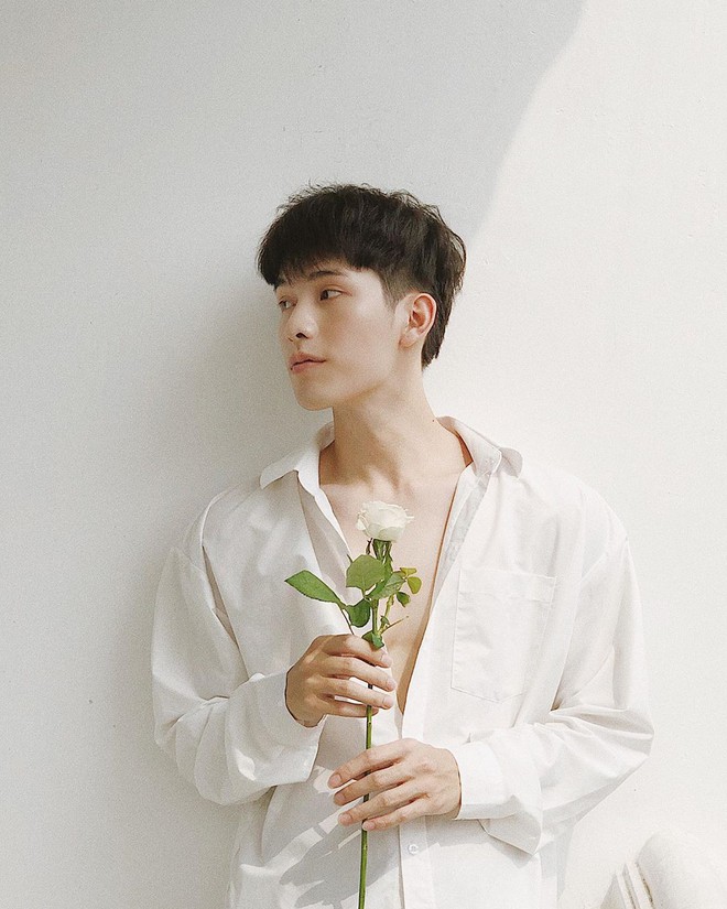 Trai đẹp chiếm trọn spotlight của Long Ho&agrave;ng ở buổi casting Bighit, bị nghi đ&atilde; dao k&eacute;o v&igrave; gương mặt đẹp chuẩn visual H&agrave;n - Ảnh 2.