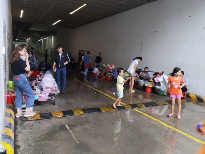 Cơn mưa bất chợt ở S&agrave;i G&ograve;n v&agrave; h&agrave;nh động đẹp của một TTTM đối với những người b&aacute;n h&agrave;ng rong khiến nhiều người ấm l&ograve;ng - Ảnh 1.