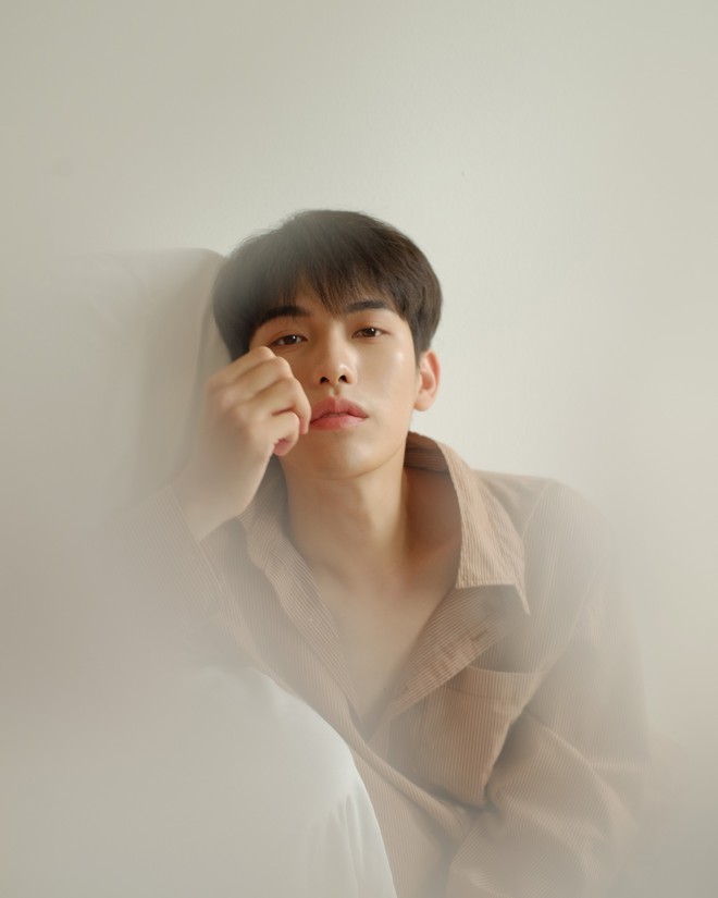 Trai đẹp chiếm trọn spotlight của Long Ho&agrave;ng ở buổi casting Bighit, bị nghi đ&atilde; dao k&eacute;o v&igrave; gương mặt đẹp chuẩn visual H&agrave;n - Ảnh 10.