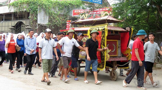 Chìm tàu cá ở Bạch Long Vĩ, trắng khăn tang đường làng ở Nghệ An - Ảnh 3.