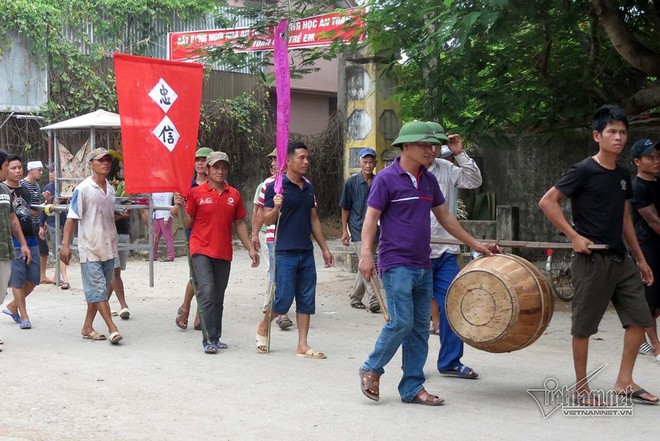 Chìm tàu cá ở Bạch Long Vĩ, trắng khăn tang đường làng ở Nghệ An - Ảnh 4.