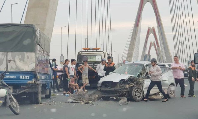Hà Nội: Cầu Nhật Tân ùn tắc nghiêm trọng do xe ô tô con đâm vào đuôi xe tải - Ảnh 1.