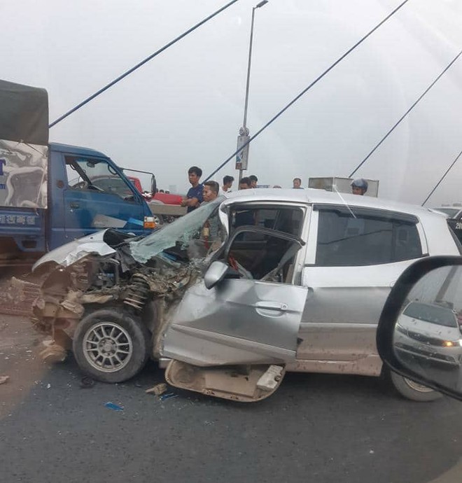 Hà Nội: Cầu Nhật Tân ùn tắc nghiêm trọng do xe ô tô con đâm vào đuôi xe tải - Ảnh 2.