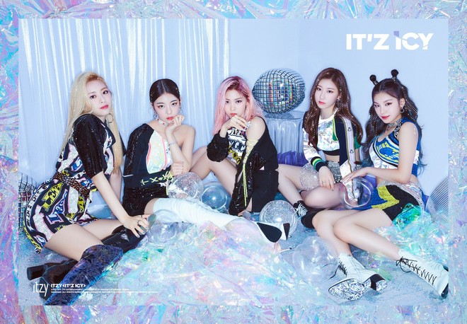 Cách JYP cho ITZY chụp ảnh come back: Vẫn concept quen, ngồi yên theo thứ tự cũ, đổi trang phục thay đèn màu khác là xong - Ảnh 2.