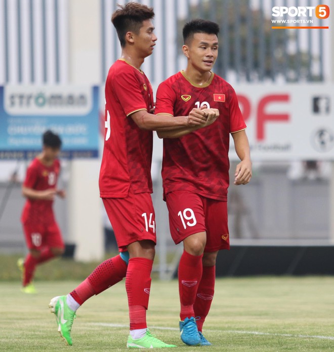 U22 Việt Nam giành chiến thắng vất vả trước đàn em U18  - Ảnh 7.