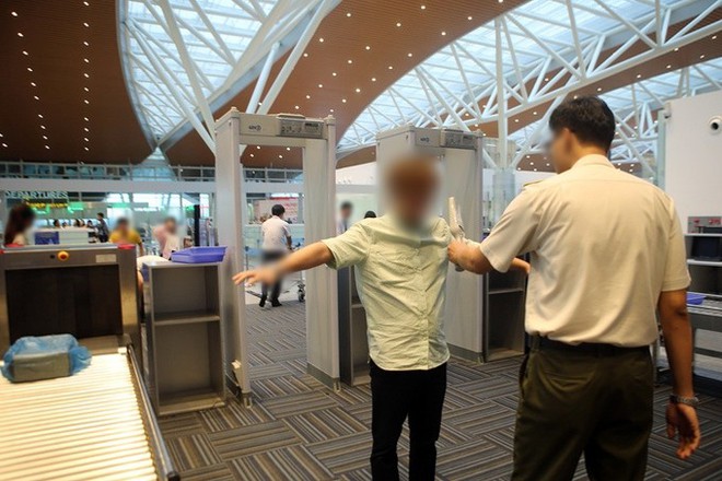 Nam hành khách trộm điện thoại iPhone 7 Plus trên khay đồ khi qua cửa soi chiếu ở sân bay Đà Nẵng - Ảnh 1.