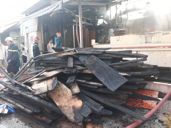 Nhiều người thoát chết trong vụ cháy cơ sở kinh doanh gỗ ở Sài Gòn - Ảnh 3.